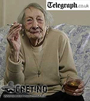 Velhinha chegou aos 100 anos bebendo e fumando